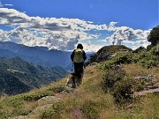42 Verso il torrione roccioso del Mincucco con croce (1832 m) 